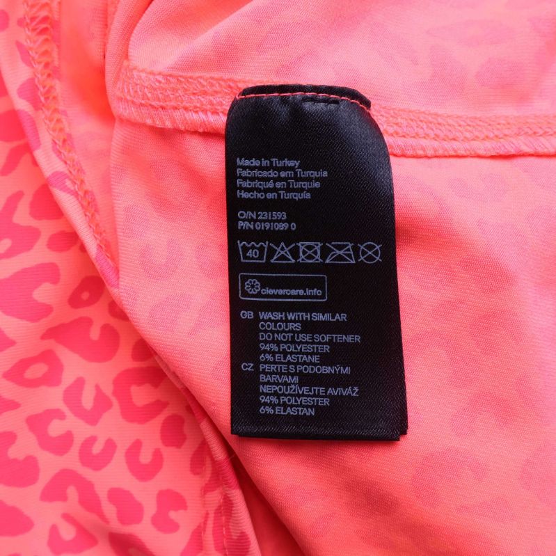 Material- och tvättlapp med information om innehåll