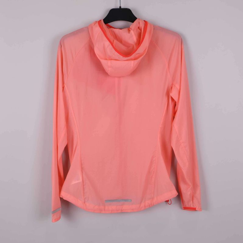 Aprikos jacka i tunn polyester sedd bakifrån