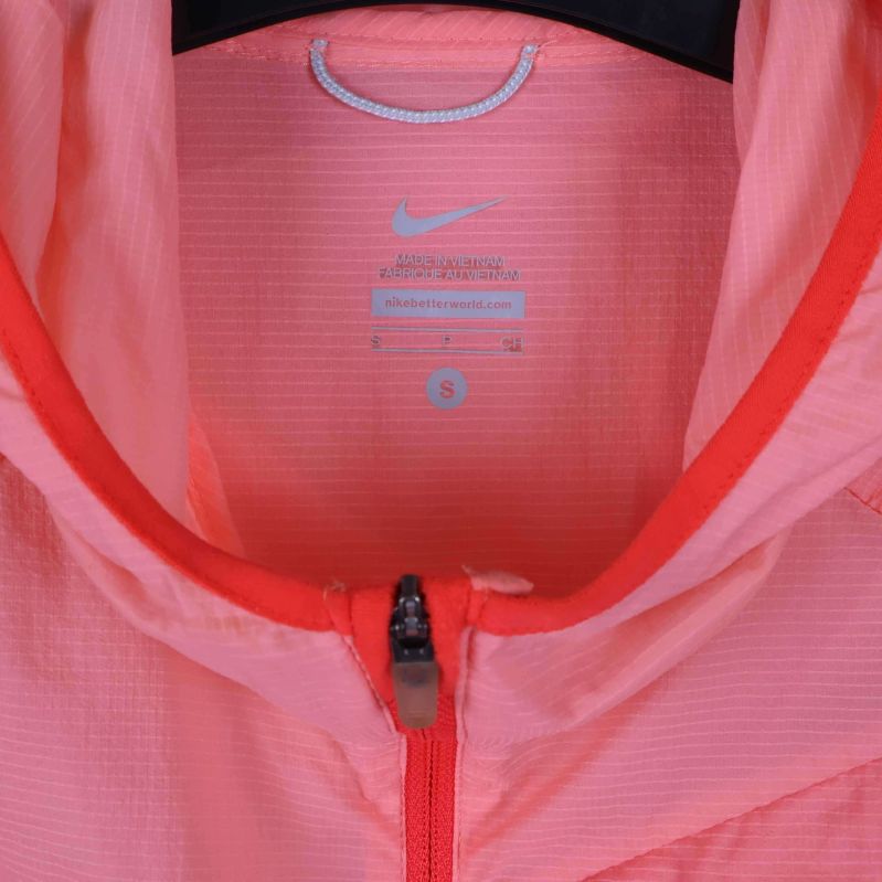 Närbild på etikett och insida av Nike-jackan