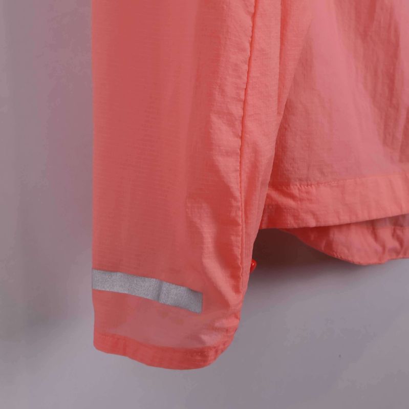 Ärmslut på jackan med reflekterande rand i fokus