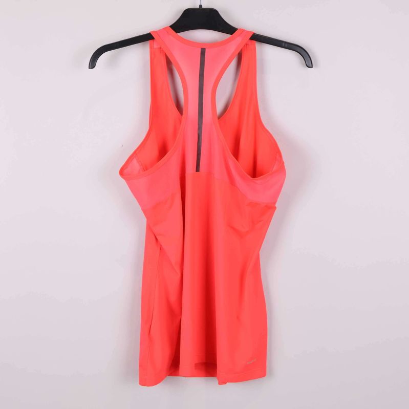 Baksida av korallfärgat linne med mesh och reflexdetalj