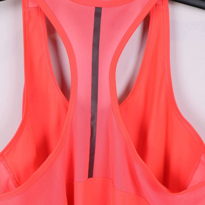 Närbild på ryggens meshpanel och reflexdetalj