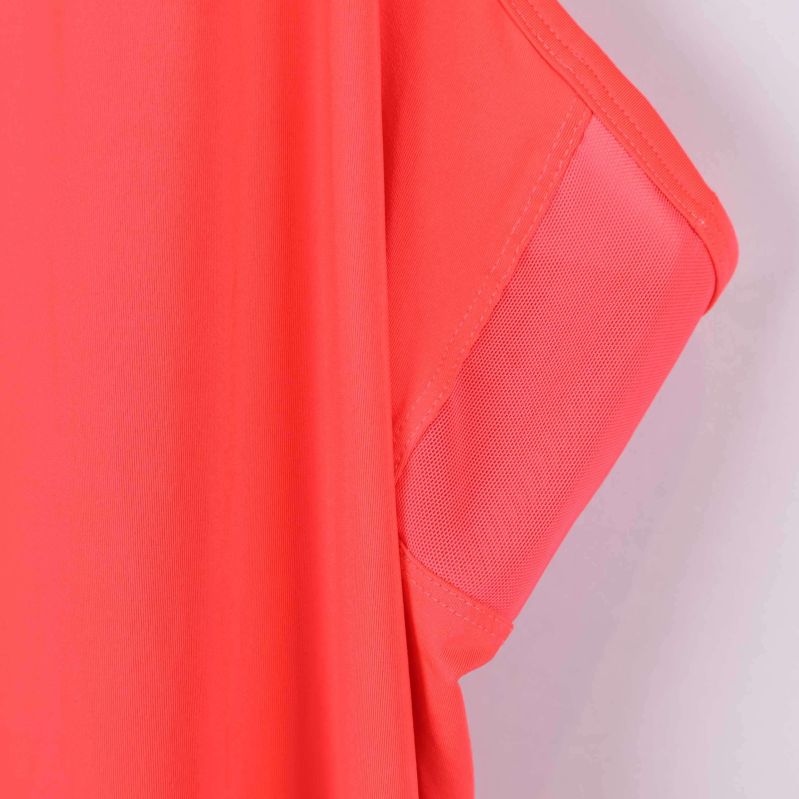 Närbild på ärmhål och meshpanel i sidan