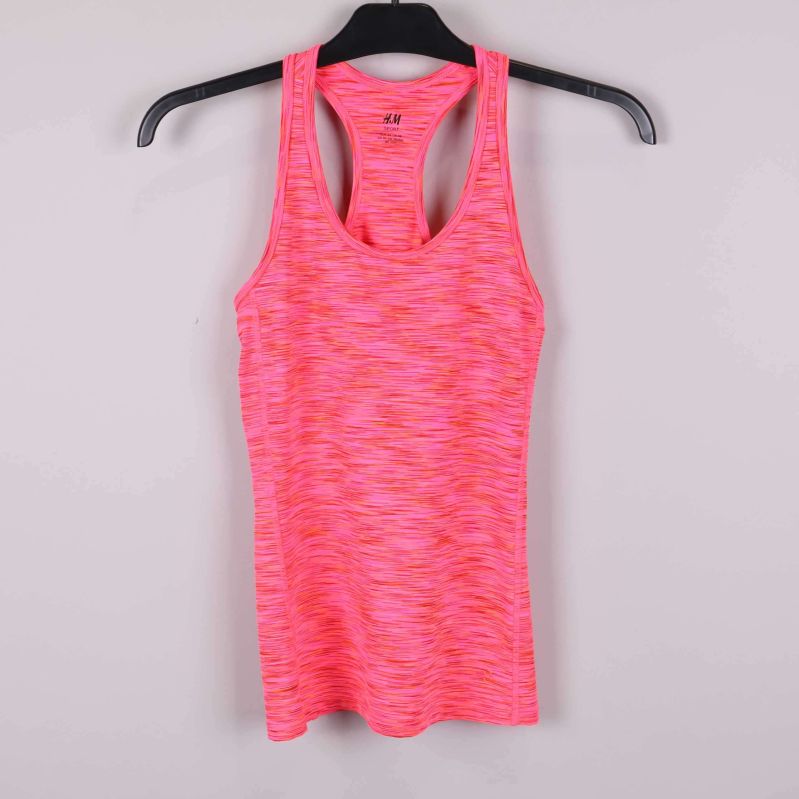 Framsida av rosa och orange sportlinne på galge