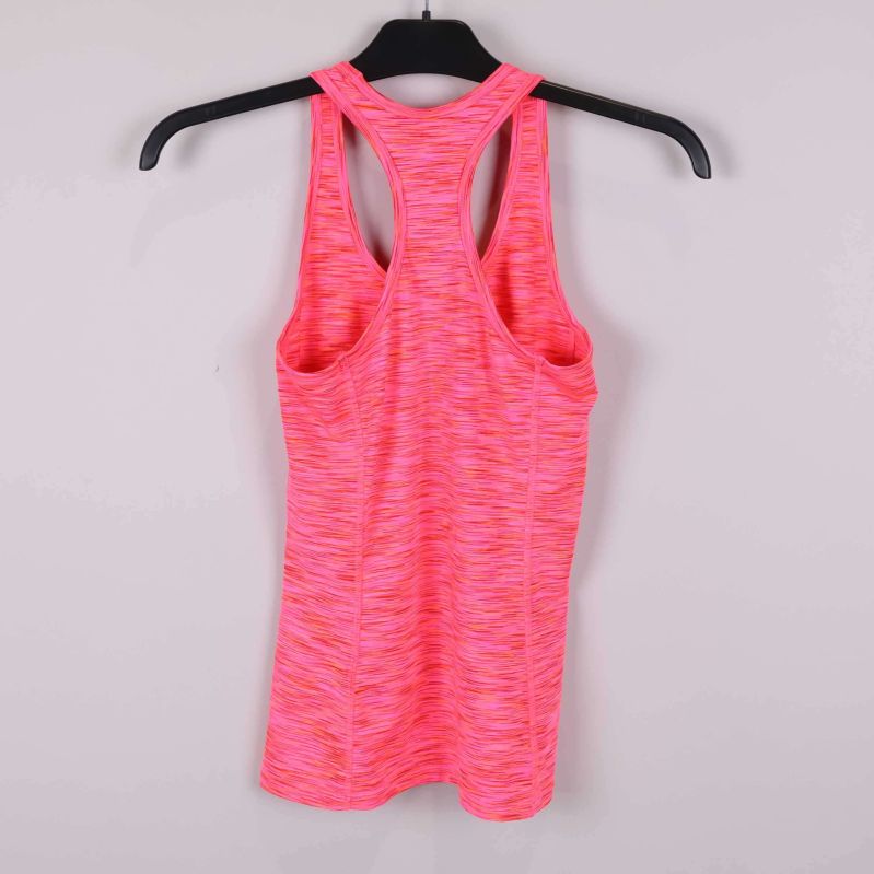 Baksida av sportlinne med racerback i melerad färg