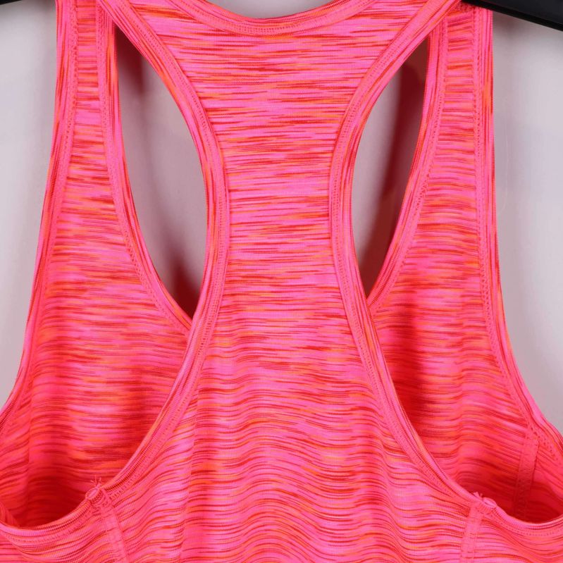 Närbild på baksidans axelparti och tygstruktur