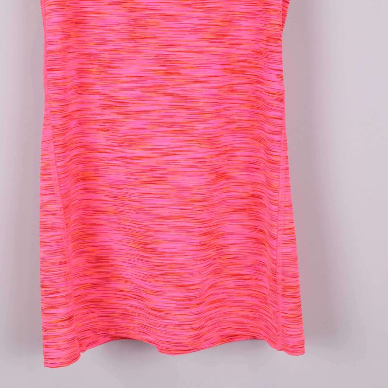 Nederdel av sportlinne visar melerad design