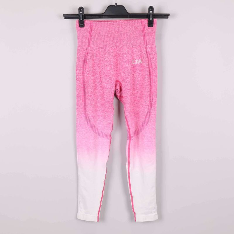 Framsida av rosa-vita ombre tights på galge