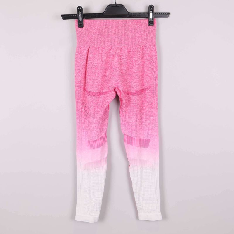 Baksida av rosa-vita tights på galge