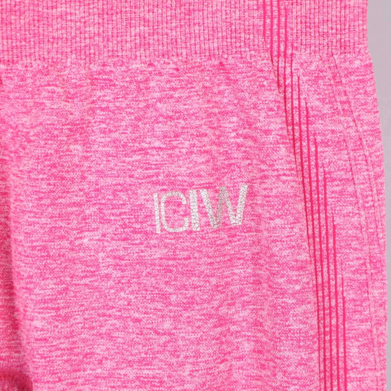 Närbild på ICANIWILL logga i vitt på ben