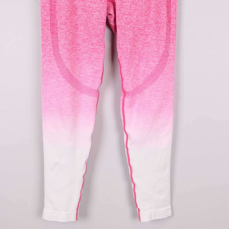 Närbild på nedre delen av tights med rosa-vit ombre