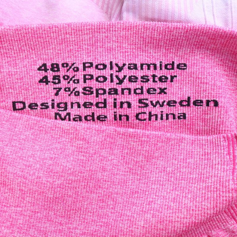 Materiallapp visar 48% polyamid, 45% polyester, 7% spandex