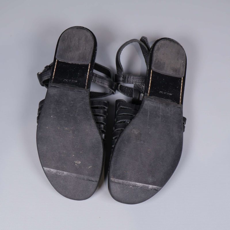 Svarta sandalers, sulor i närbild