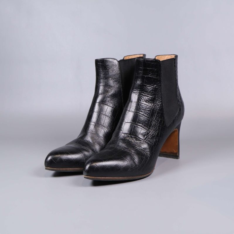 Svarta boots med klack, spetsig tå och krokopräglad ovandel