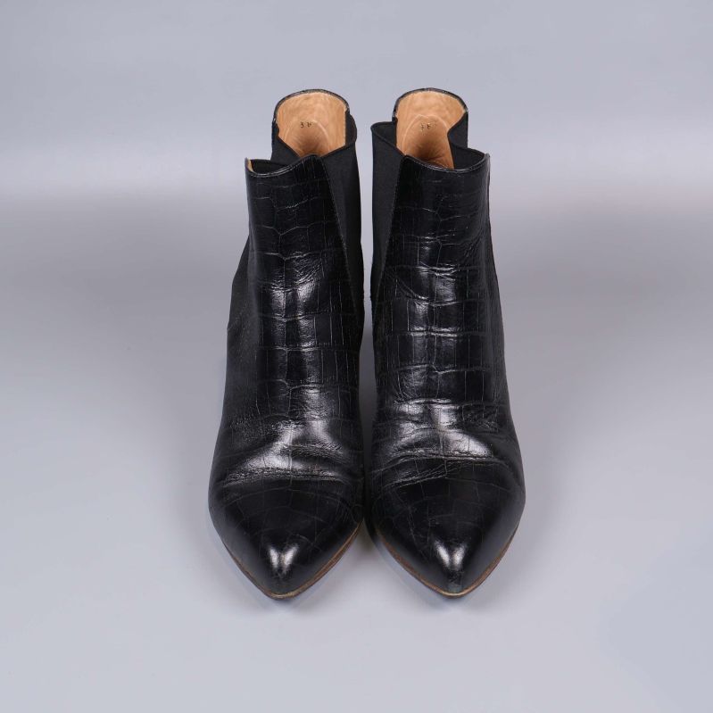 Framsida av spetsiga boots 