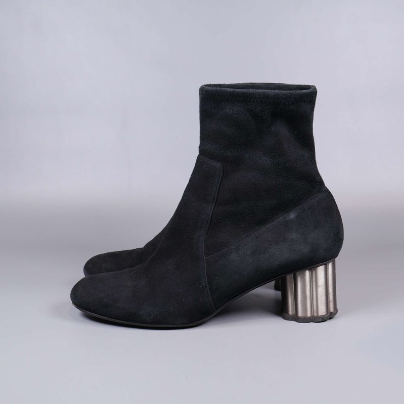 Profilvy på svart mockastövlett med markerad metallklack