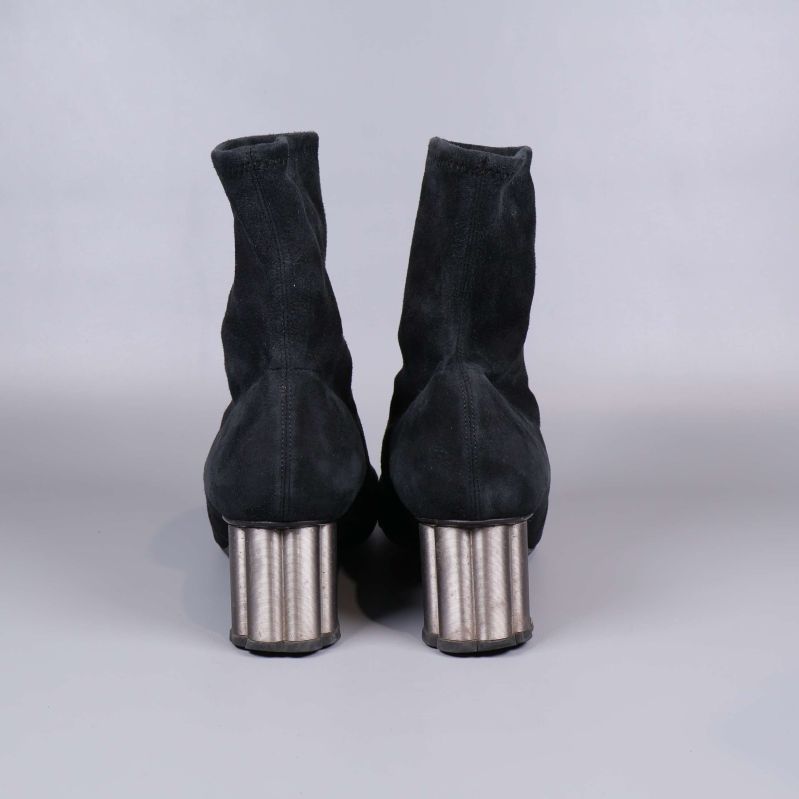 Stövletter bakifrån, klackarna i fokus