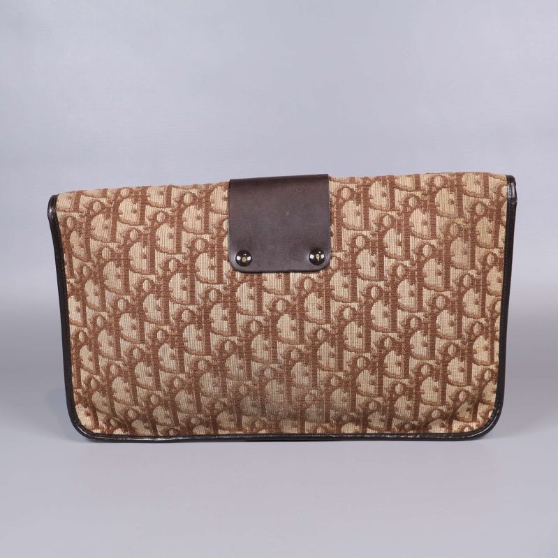 Baksidan av väskan med monogram och spänndetalj