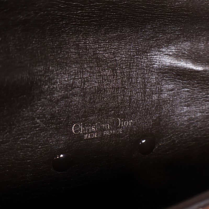 Närbild på präglad Christian Dior-text på insidan av väskan