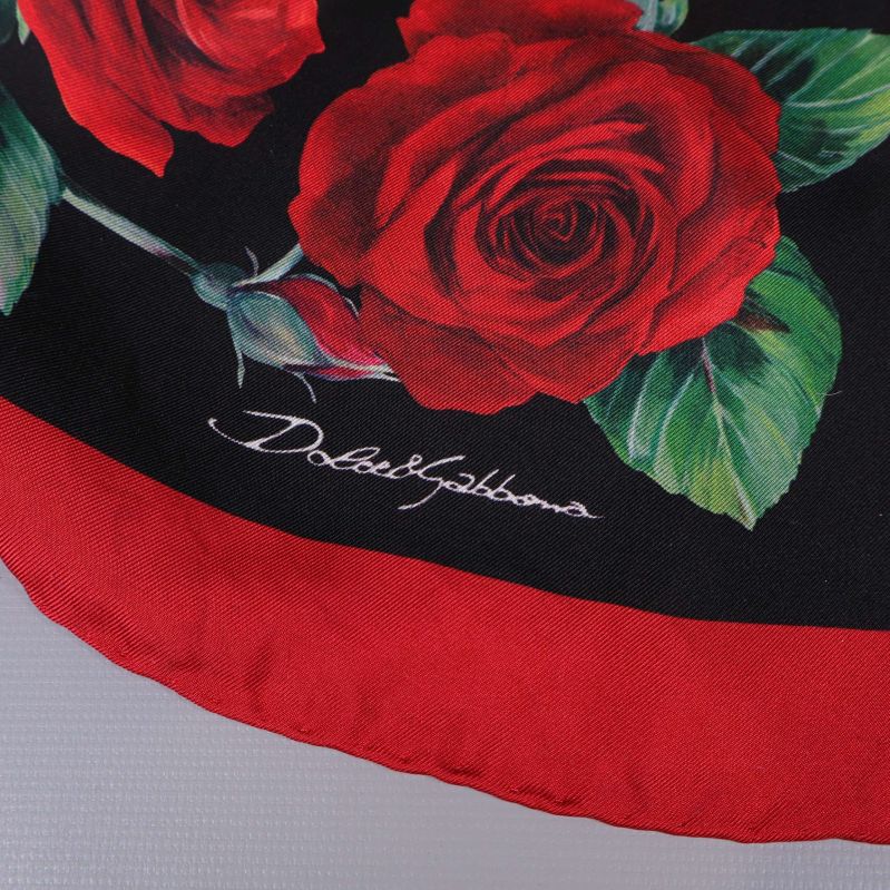 Närbild på scarf med röda rosor och Dolce & Gabbana-signatur