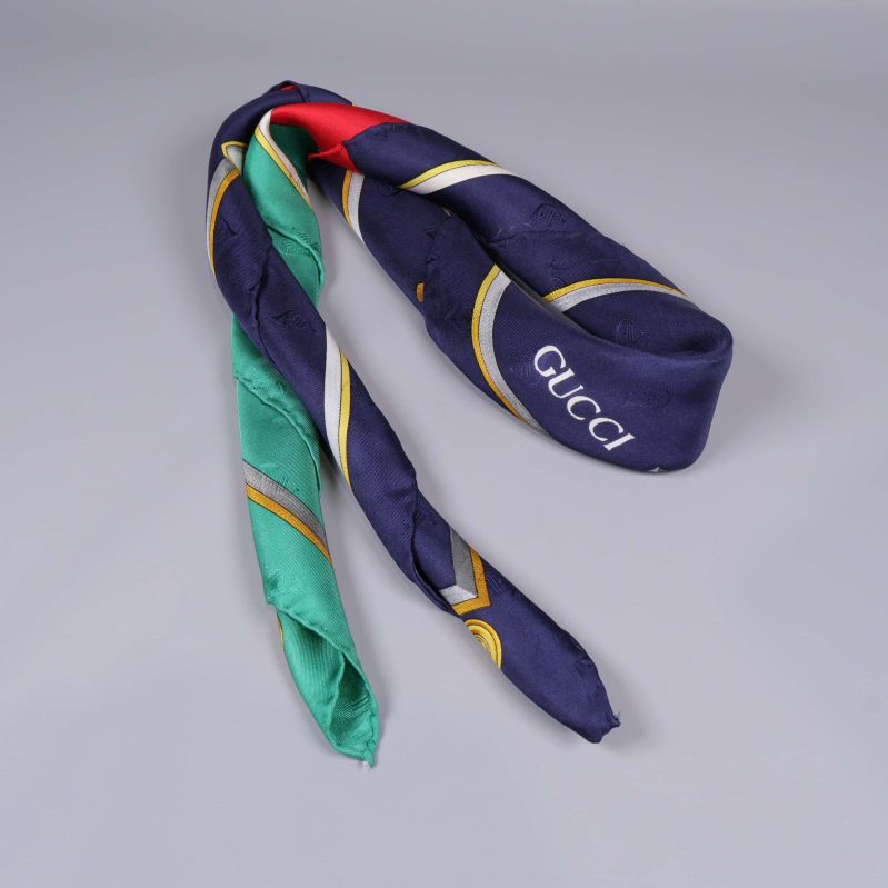 Scarf ihoprullad och visar färgövergång