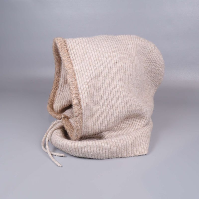 Beige stickad huva med synlig dragsko framtill