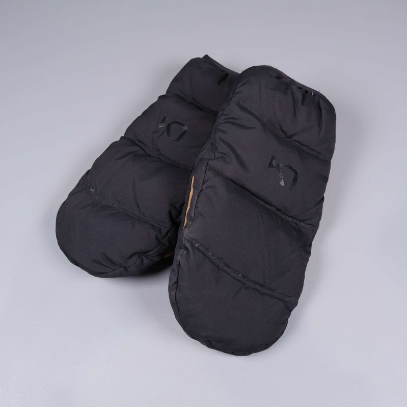 Vadderade svarta tumvantar liggande sida vid sida