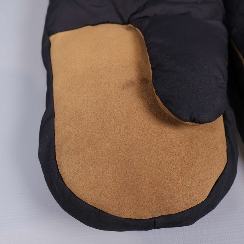 Närbild på beige innersida av tumvante med svag fläck