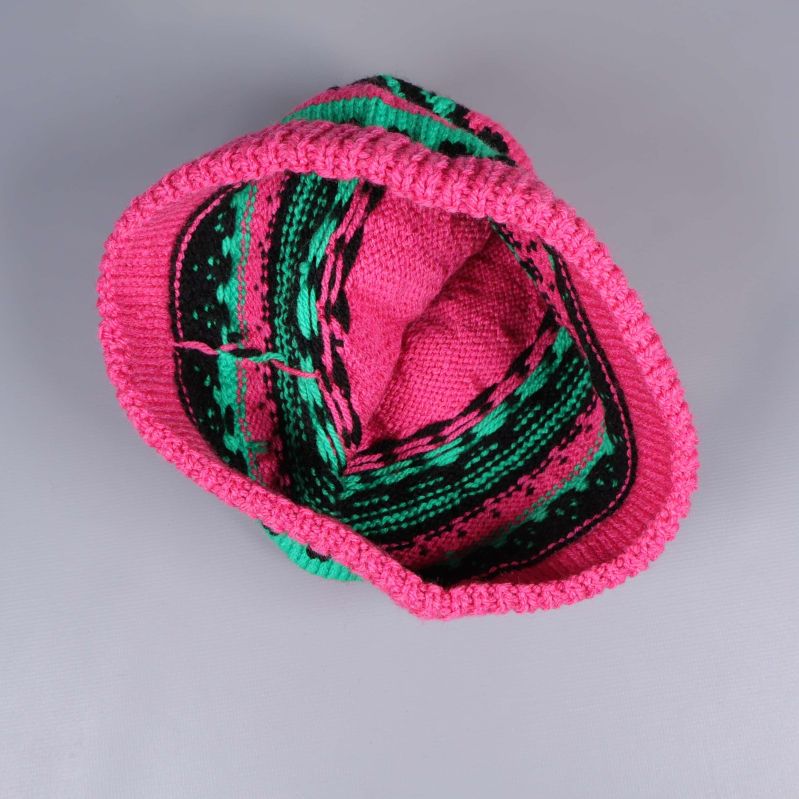 Insidan av stickad mönstrad mössa visas