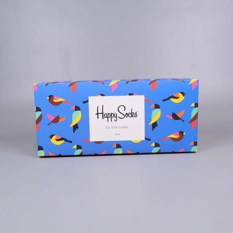 Blå presentbox med fågelmotiv och texten Happy Socks