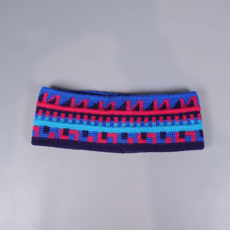 Stickat pannband med blått och rött geometriskt mönster