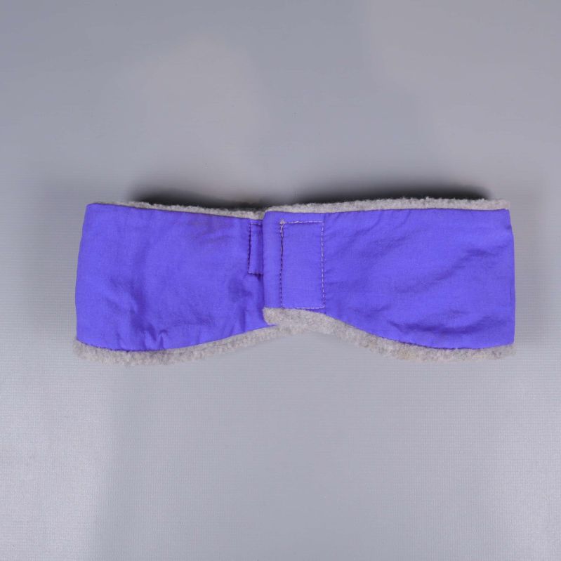 Baksidan av lila pannband med kardborre