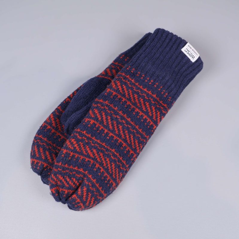Stickade tumvantar i marinblått med rött grafiskt mönster