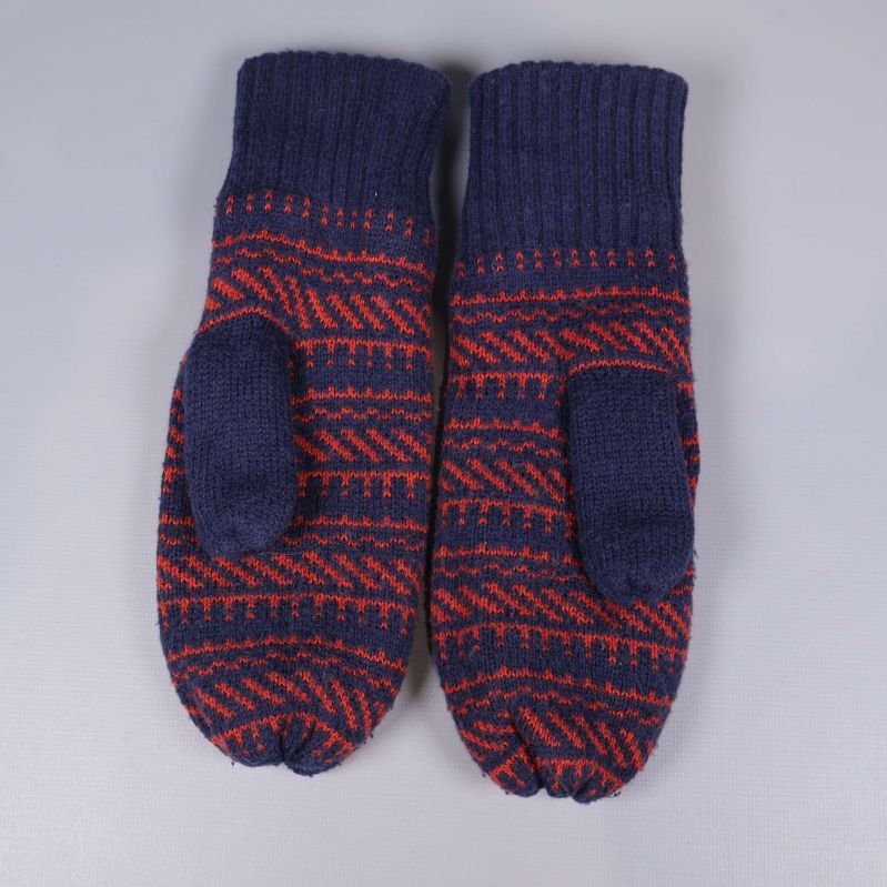 Baksida av stickade tumvantar med rutigt rödblått mönster