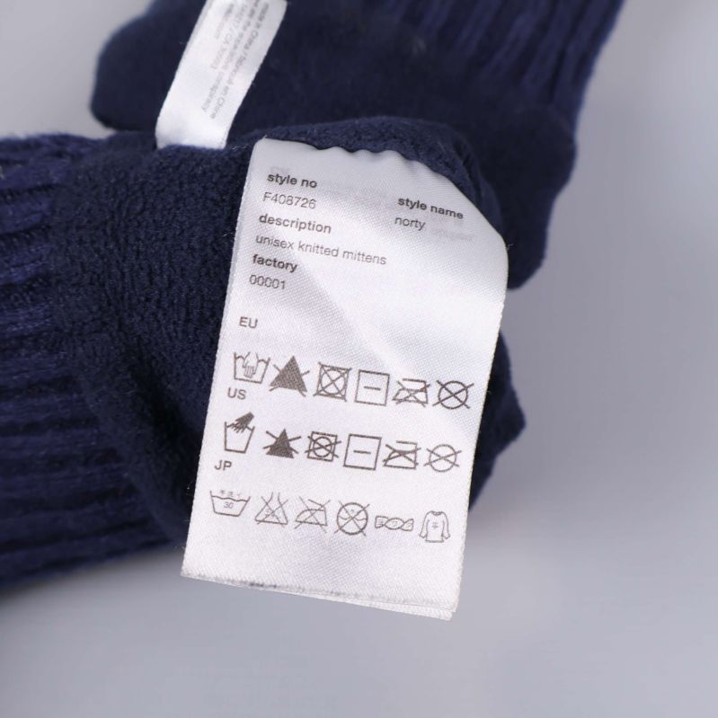 Tvättrådsetikett med style information, storlek och tvättsymboler