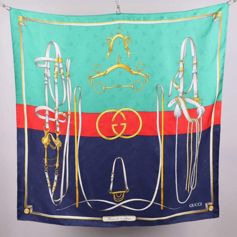 Scarf med hästinspirerat mönster och Gucci-logotyp