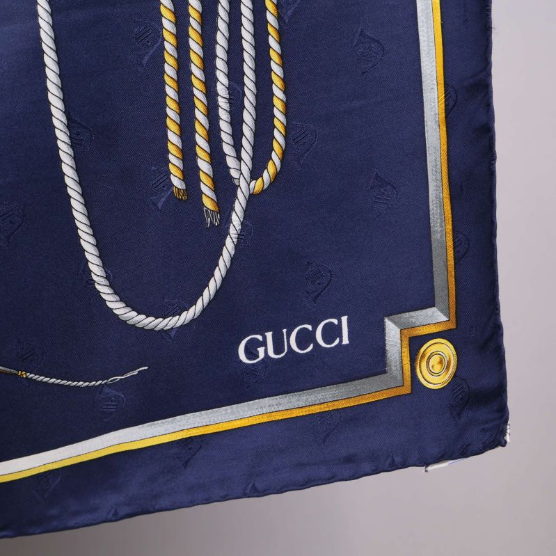 Närbild på mörkblått hörn med Gucci-logotyp