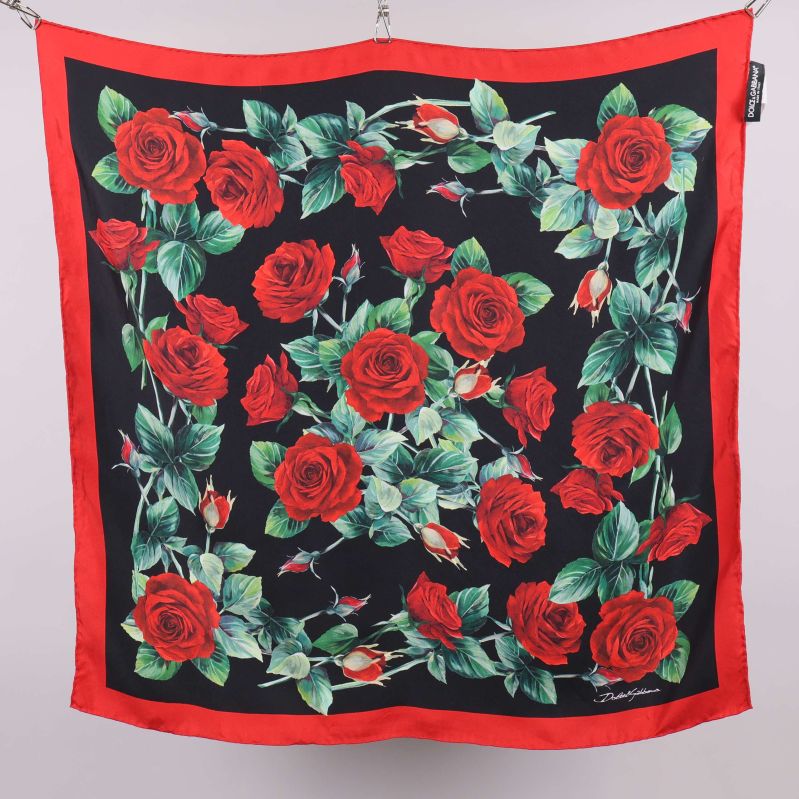 Kvadratisk scarf med stora röda rosor och röd kant