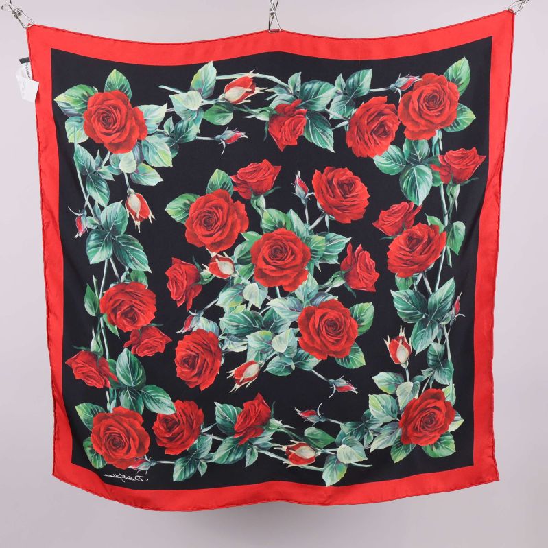 Scarf med rosonster fotad avigsida