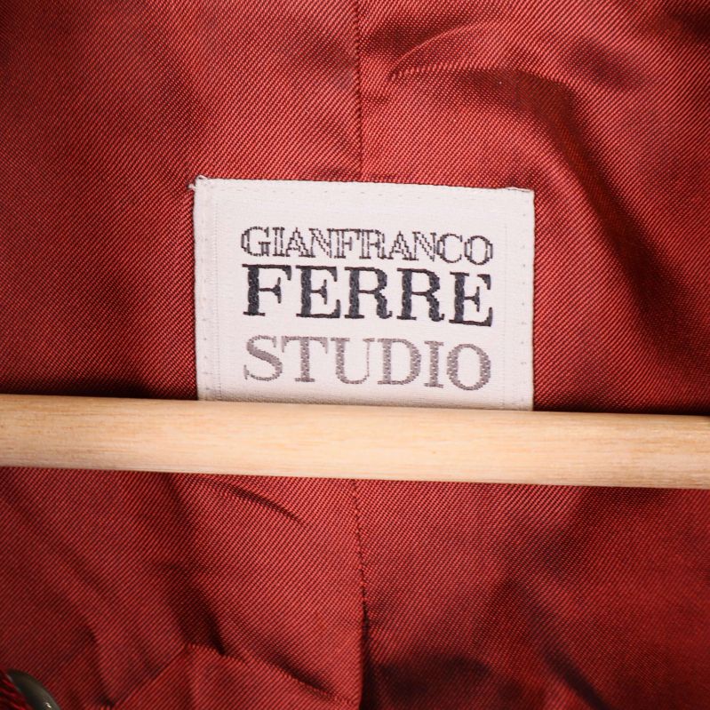 Gianfranco Ferre Studio etikett på röd kavaj