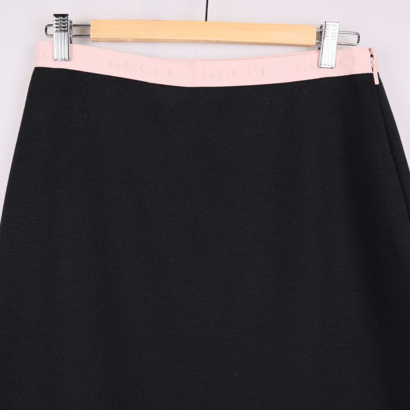 Svart kjol med rosa midjeband bakifrån