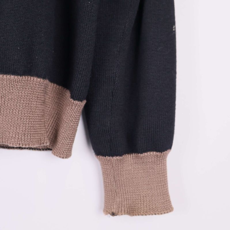 Beige och mörk mudd på ärm