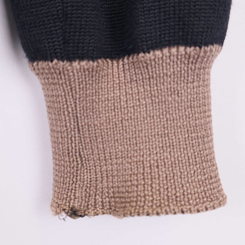 Närbild på ribbad beige mudd med liten skada