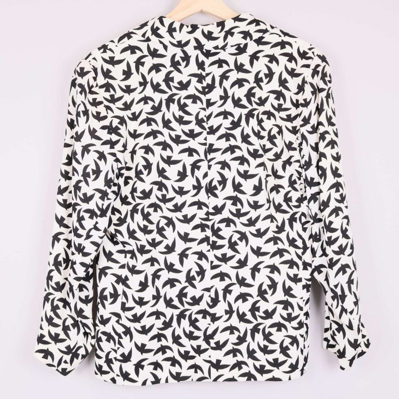 Baksidan av svartvit kavaj med fågelmönster