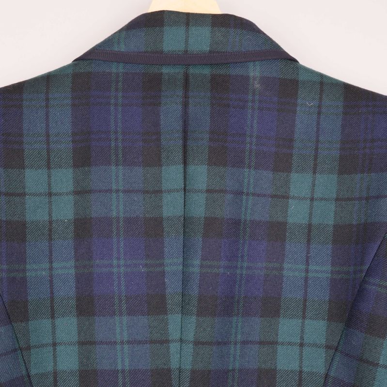 Närbild av ryggparti i rutigt tyg