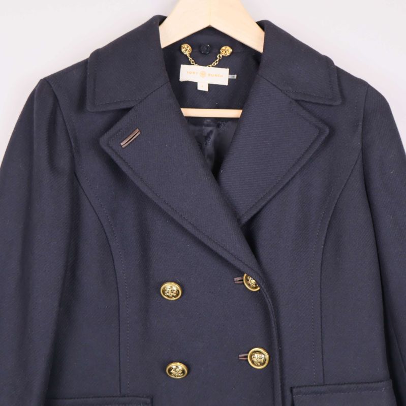 Närbild fram av marinblå skepparkavaj med knappar