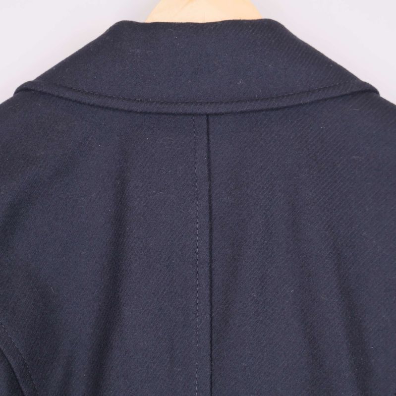 Närbild på söm och krage bak på marinblå kavaj