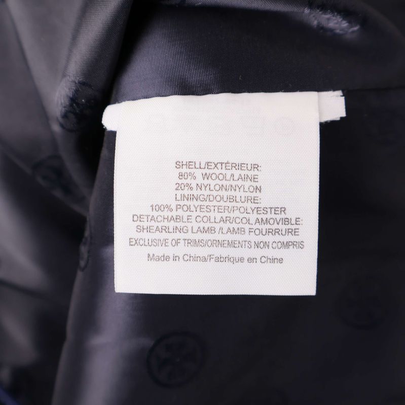 Materialetikett som visar materialinformation på kavajen