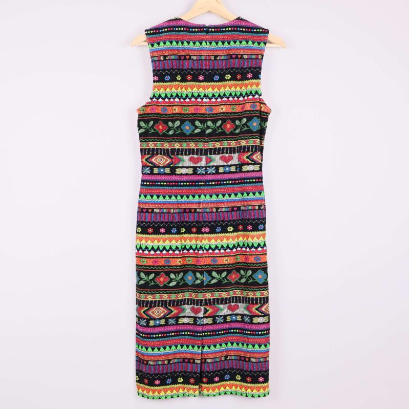 Baksida av färgglad midiklänning med blommigt och grafiskt mönster