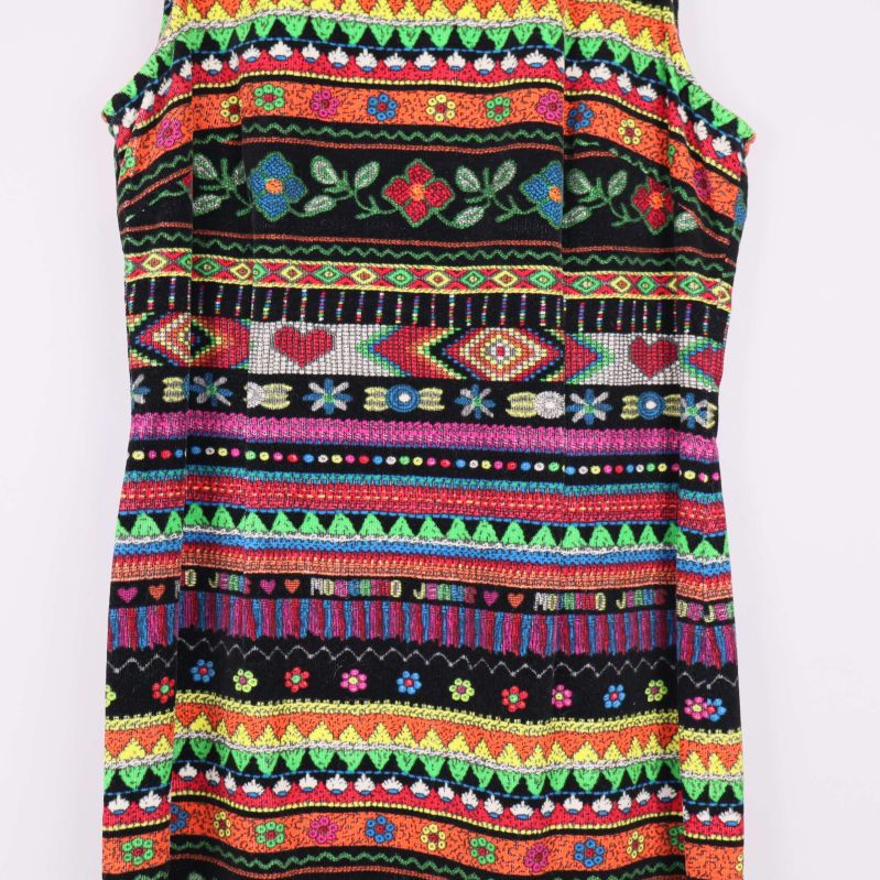 Blommiga och färgglada detaljer mitt på klänningen